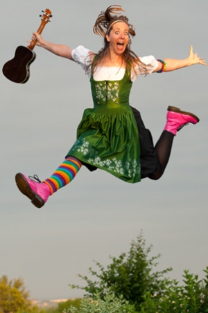 3_PR_Mai_Dirndl (c) Christoph Hilger_web.jpg